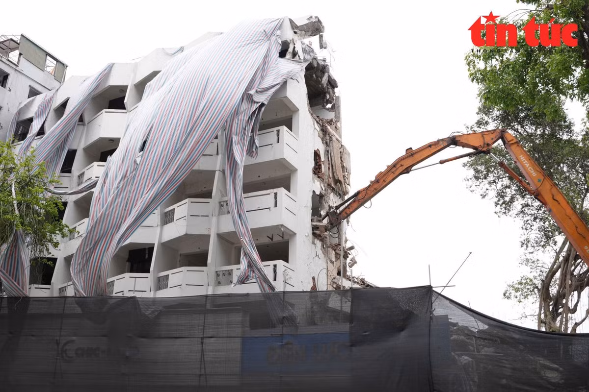 Nhà thầu đang tiến hành phá dỡ Khách sạn Điện Lực nằm trên đường Lý Thái Tổ.