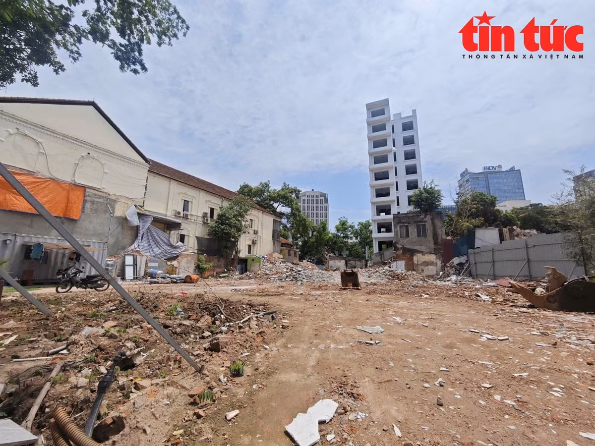 Dãy nhà dân bên phố Đinh Tiên Hoàng đã được phá dỡ hoàn toàn, tạo mặt bằng chuẩn bị làm quảng trường.