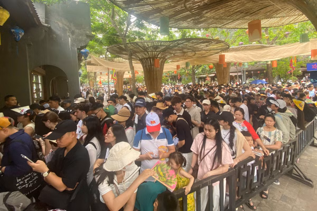 Khách xếp hàng mua vé vào khu du lịch sinh thái Tràng An, 9h ngày 1/5.