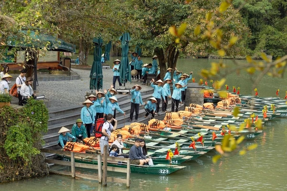 Bến thuyền Tràng An dịp Tết Nguyên đán.