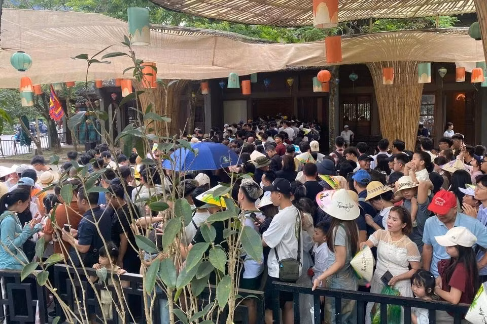 Khách đứng "chật cứng" tại sảnh chờ mua vé đi thuyền Tràng An sáng 1/5.