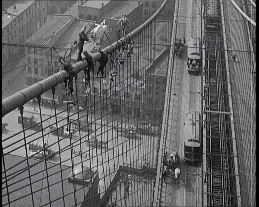 Những người đàn ông đang sơn cầu Brooklyn vào năm 1922.