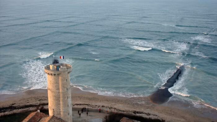 Hiện tượng Cross Sea ấn tượng nhìn từ trên cao. Hiện tượng này xảy ra khi hai hệ thống sóng di chuyển giao nhau theo hai hướng khác nhau, tạo thành các ô vuông hoặc hình caro trên mặt biển. Ảnh: BP.