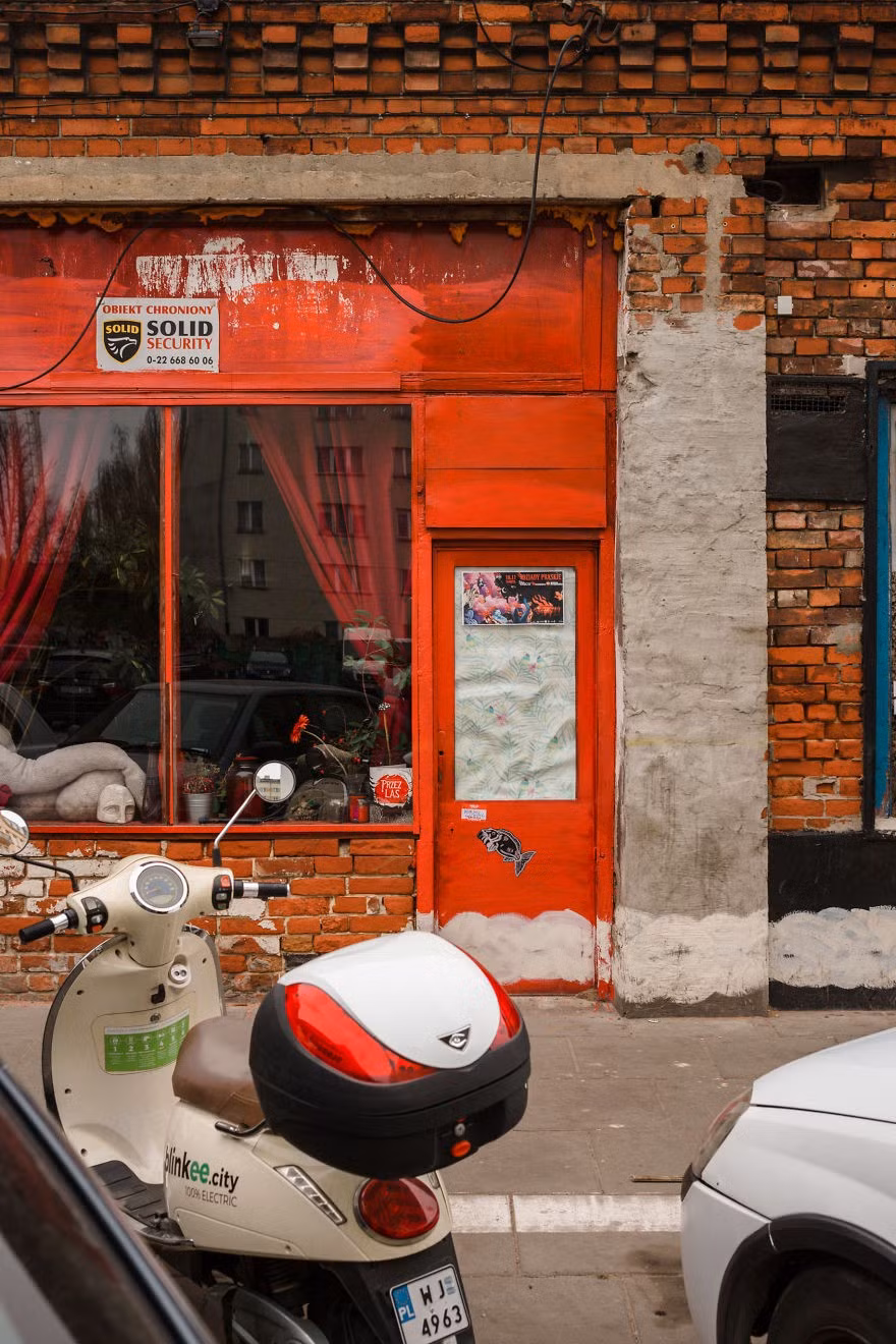 Có những cửa hàng và căn hộ cũ ở Praga với vẻ ngoài như bị bỏ hoang nhưng thực ra vẫn có người ở.