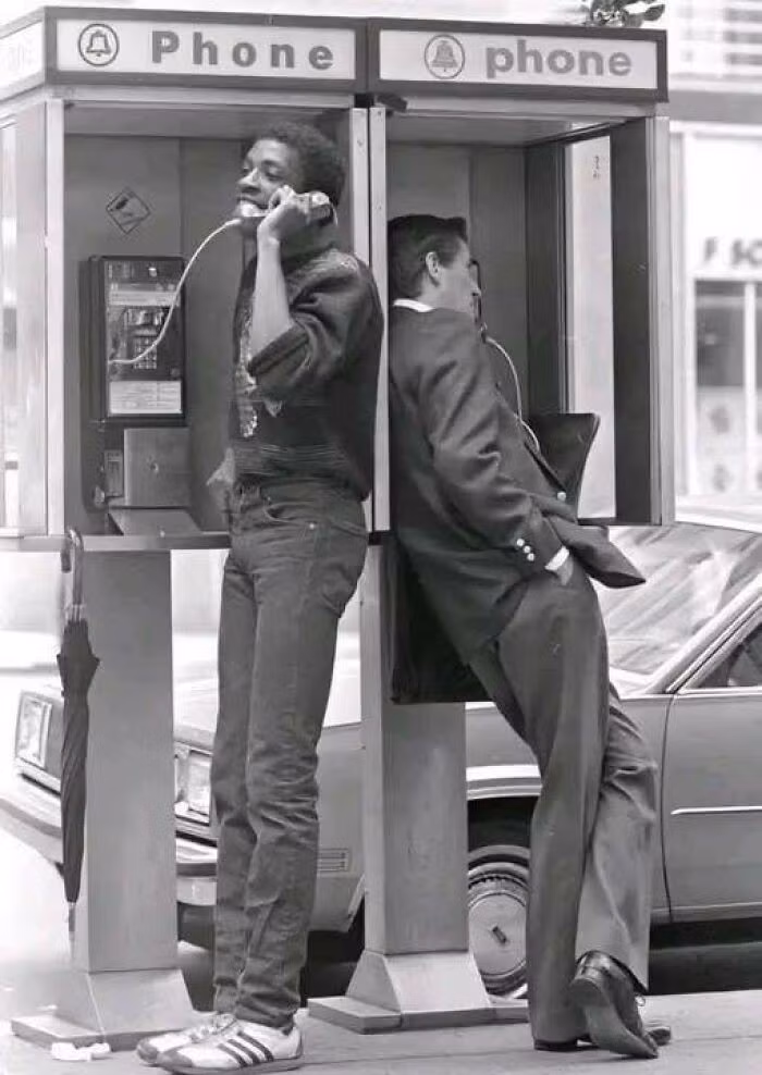 Gọi điện thoại công cộng ở New York vào những năm 1980.