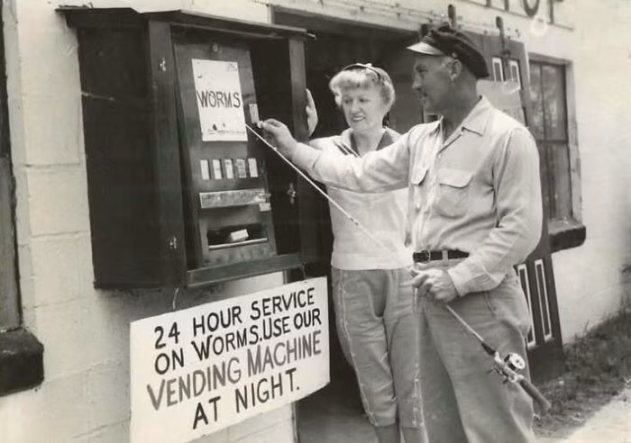 Máy bán giun tự động vào năm 1957.