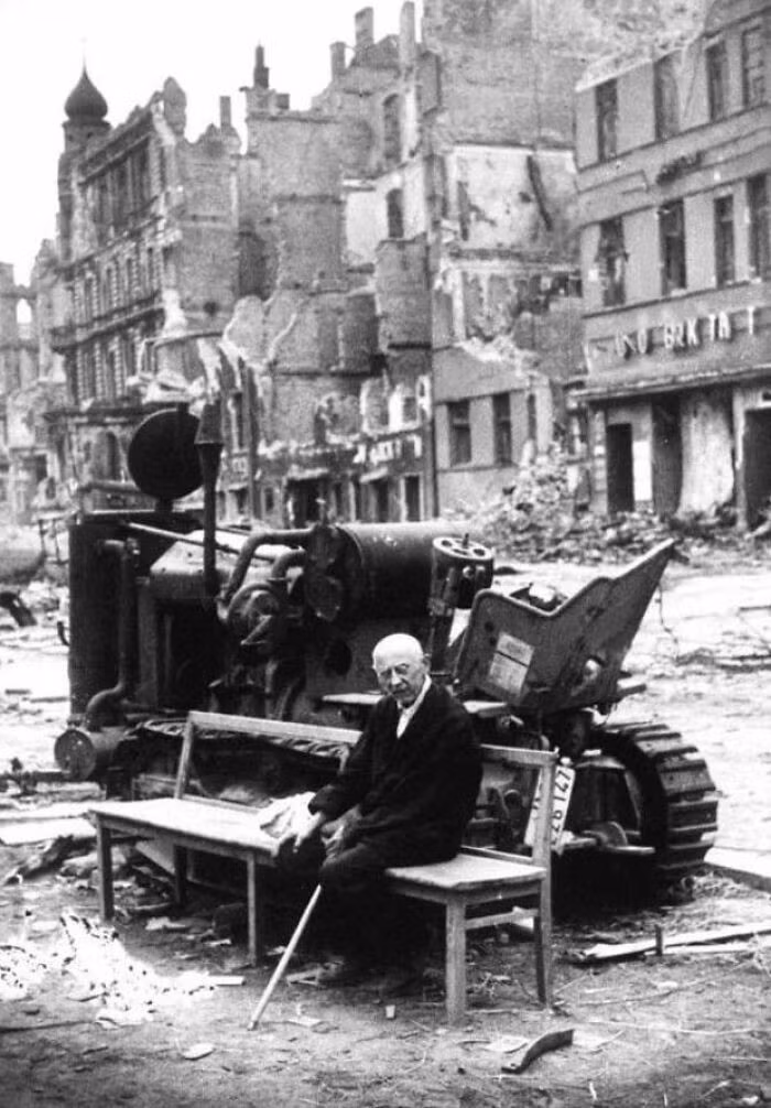 Một cụ ông ngồi trước đống đổ nát ở Berlin, Đức, năm 1945.