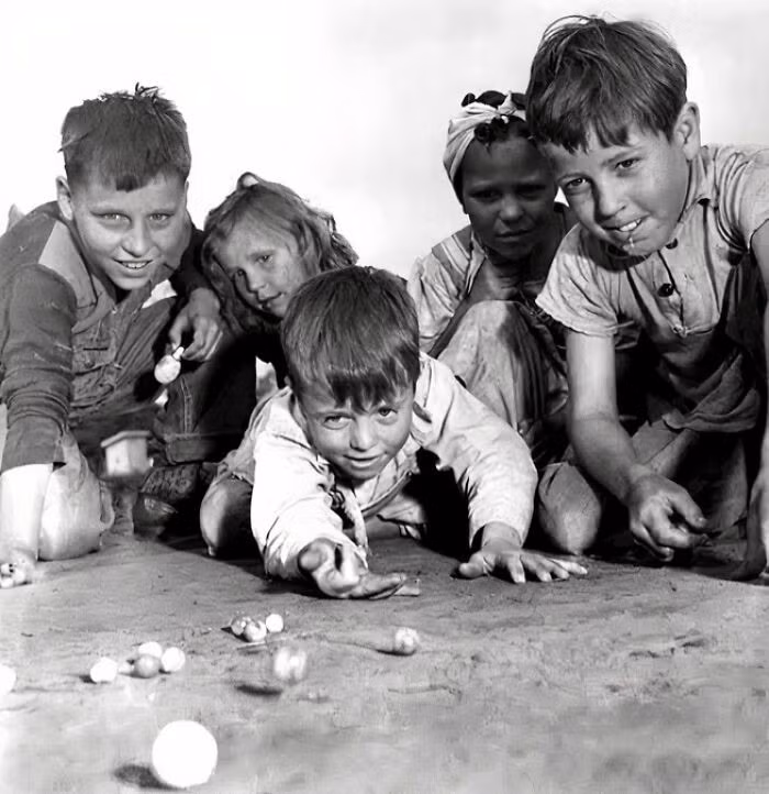 Trẻ em chơi bắn bi ở Missouri, Mỹ, những năm 1940.