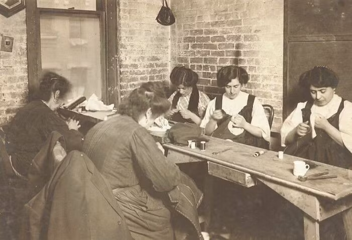 Bên trong xưởng may của ông Goldstein ở số 30 phố Suffolk, New York, năm 1908.