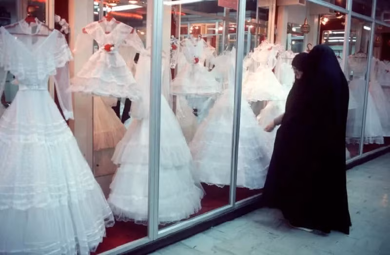 Một cửa hàng váy cưới ở Tehran năm 1986.