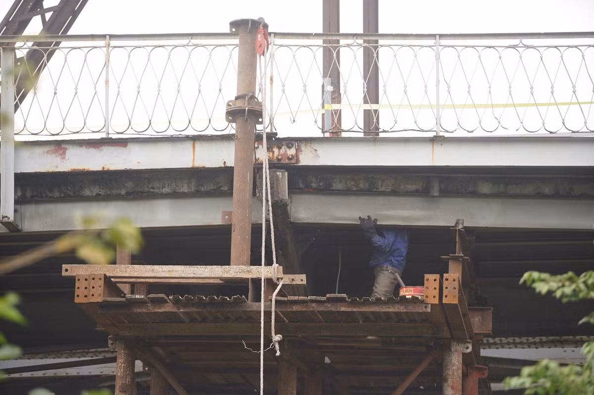 Dàn giáo được lắp đặt để phục vụ thi công.