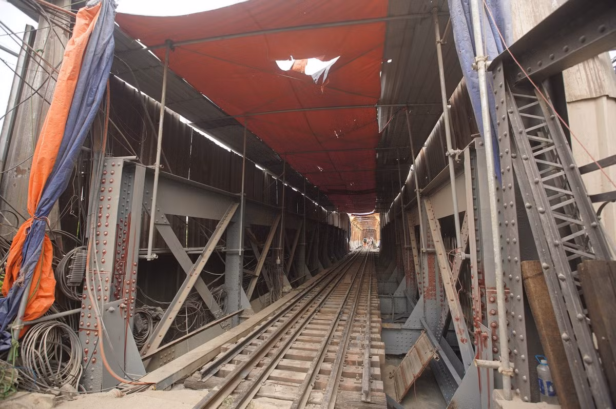 Khu vực thi công đoạn gần ga Long Biên được rào tôn kín.