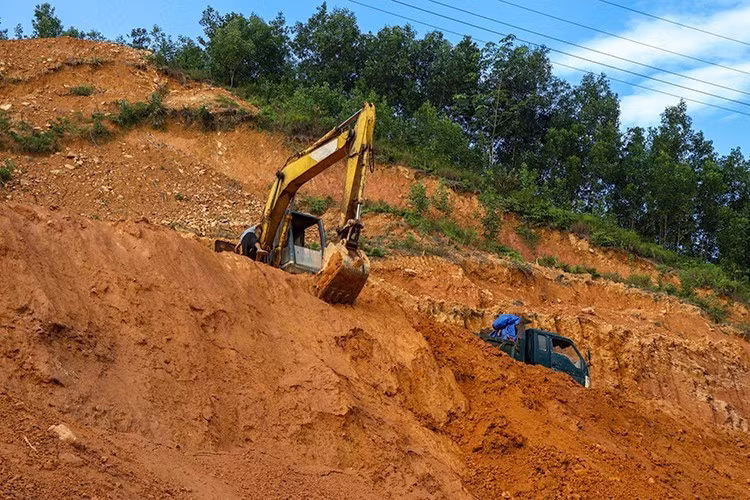 Mưa lớn kéo dài tại Đắk Lắk và Khánh Hòa làm gia tăng nguy cơ lũ quét, sạt lở đất.