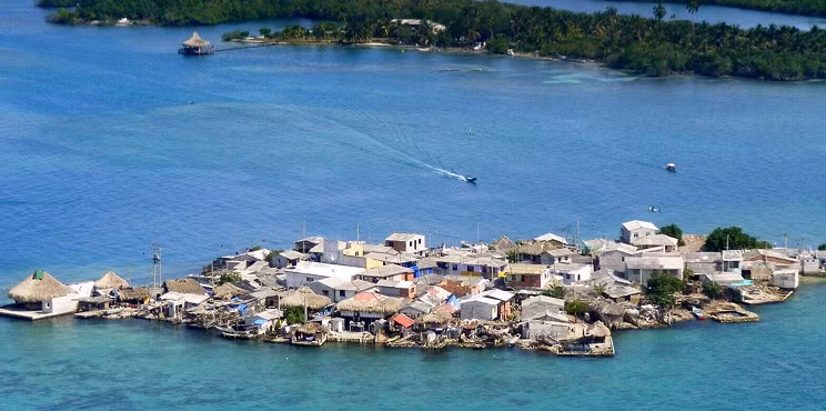 Dù chật chội, người dân Santa Cruz del Islote lại không muốn chuyển đi. Họ cho biết, ở đây không có tội phạm và tai nạn giao thông,...mang lại cảm giác an toàn và bình yên cho cư dân. Ảnh: Mybestplace.