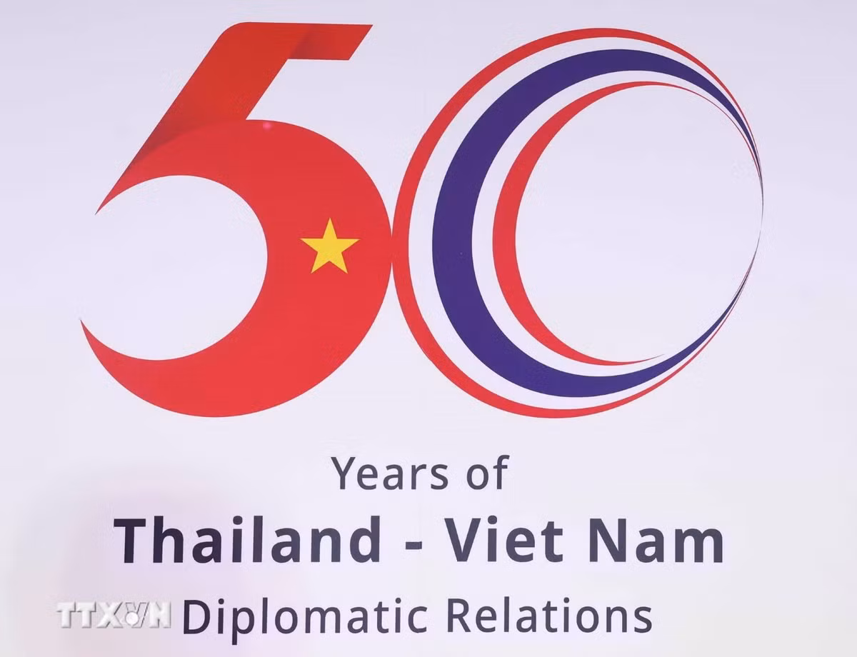 Tổng Bí thư, Chủ tịch nước Tô Lâm và Thủ tướng Thái Lan Anutin Charnvirakul thực hiện nghi thức công bố Logo 50 năm thiết lập quan hệ Việt Nam-Thái Lan. (Ảnh: Thống Nhất/TTXVN)