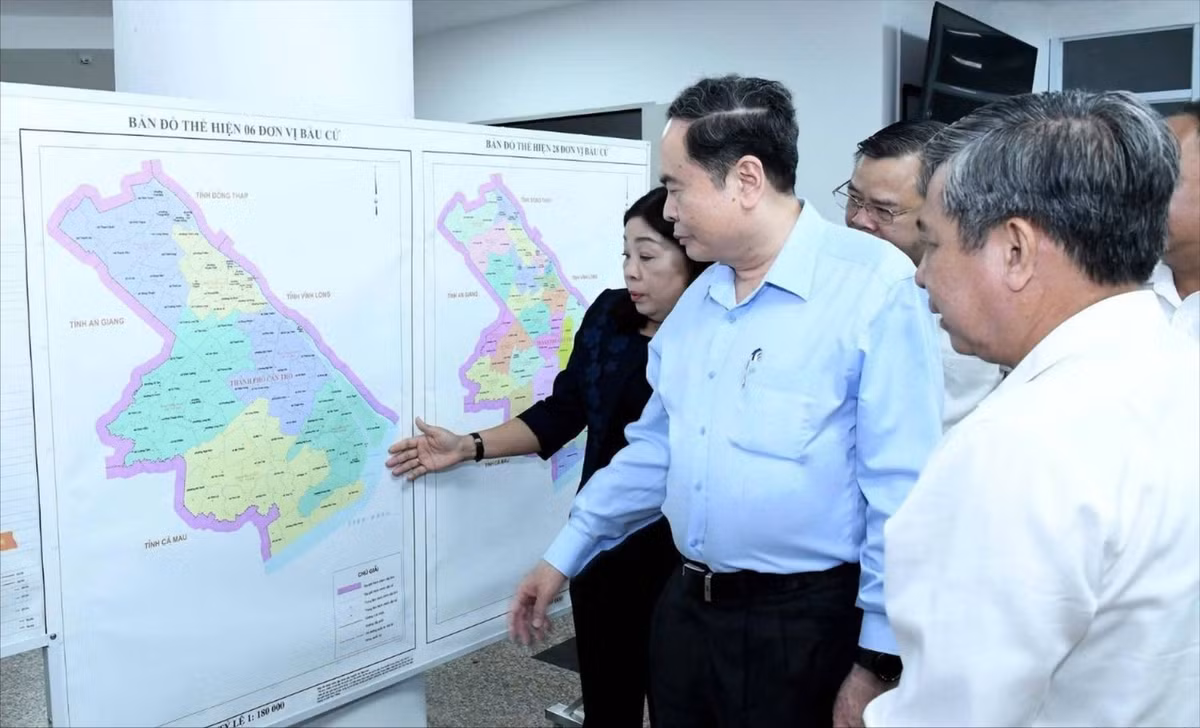 Chủ tịch Quốc hội Trần Thanh Mẫn khảo sát khu vực bỏ phiếu tại thành phố Cần Thơ.