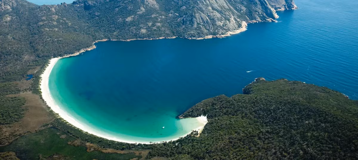 Tasmania ở Australia được xem là nơi có bầu không khí trong lành nhất thế giới nhờ vị trí biệt lập, xa các nguồn ô nhiễm trên đất liền, và hoạt động của các cơn gió tây mạnh mang không khí sạch từ Nam Đại Dương. Ảnh: Tourism Tasmania &amp; Chris Bray.