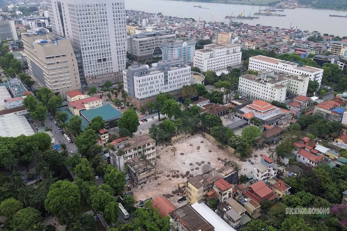 Khu đất nằm giữa trung tâm Hà Nội, sát nhiều trụ sở, bệnh viện và khu dân cư.