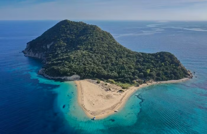 Bãi biển ở đảo Marathonisi, Zakynthos, Hy Lạp, nhìn từ trên cao.
