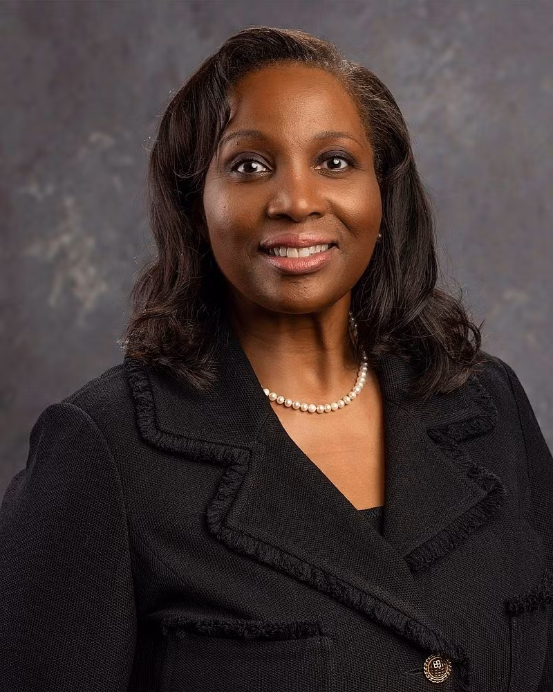 Bà Cook, sinh năm 1964, tốt nghiệp cử nhân ngành Vật lý và Triết học của Trường Đại học Spelman năm 1986. Bà tiếp tục nhận bằng cử nhân Triết học, Chính trị và Kinh tế của trường St Hilda thuộc Đại học Oxford ở Anh năm 1988. Năm 1997, bà nhận bằng Tiến sĩ Kinh tế của Đại học California tại Berkeley. Ảnh: Wikipedia.