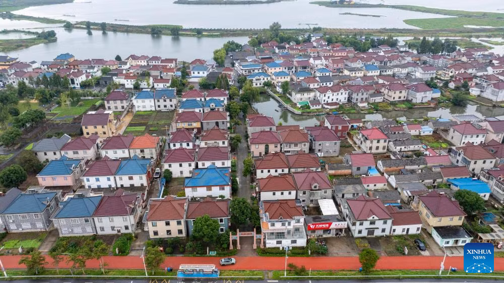 Một bức ảnh chụp bằng máy bay không người lái vào ngày 17/10/2025 cho thấy làng Đông Lạc ở thành phố Thái Châu, tỉnh Giang Tô, miền đông Trung Quốc.