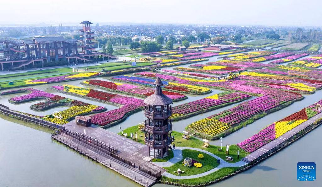 Du khách tham quan một danh lam thắng cảnh vào mùa thu ở thành phố Hưng Hóa, tỉnh Giang Tô, miền đông Trung Quốc, ngày 13/10. (Nguồn ảnh: Xinhua News)