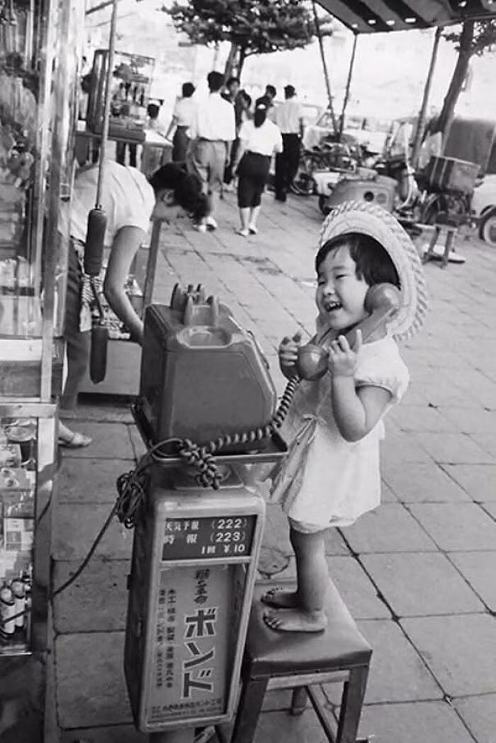 Bức ảnh chụp một em bé dễ thương ở Nhật Bản năm 1958.