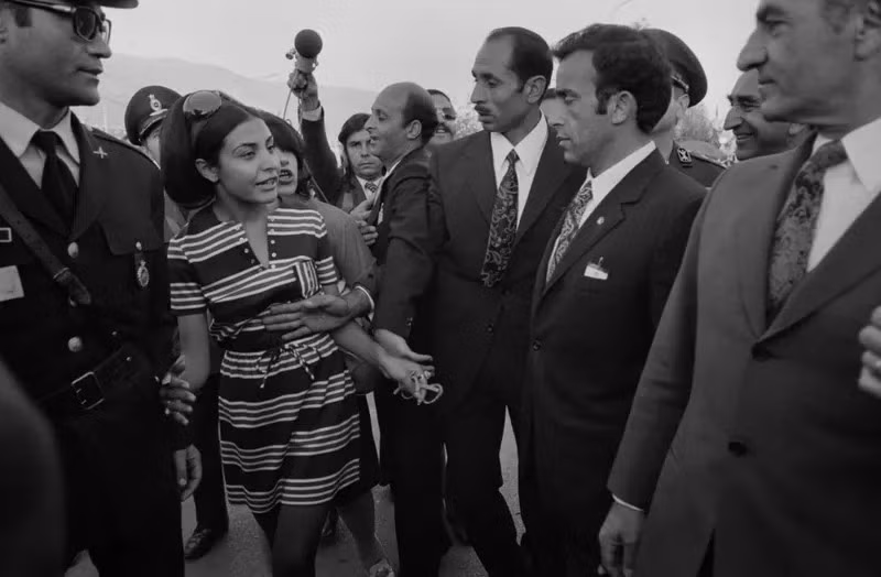 Một cô gái trẻ tiếp cận Vua Pahlavi năm 1971.