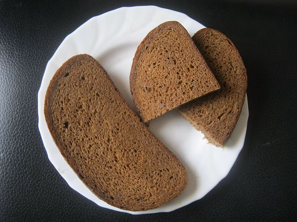 Bánh mì đóng vai trò quan trọng trong văn hóa Litva, đặc biệt là bánh mì lúa mạch đen. Nó không chỉ là một món ăn hàng ngày mà còn xuất hiện trong các nghi lễ truyền thống và được biến tấu thành nhiều món ăn khác nhau. Ảnh: Wikipedia.
