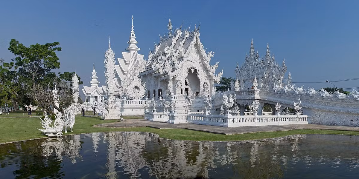 Chùa Trắng hay còn có tên gọi khác là chùa Wat Rong Khun, ở Chiang Rai, là một trong những ngôi chùa sở hữu những kiến trúc độc đáo và đẹp bậc nhất thế giới. Ảnh: Wikipedia.