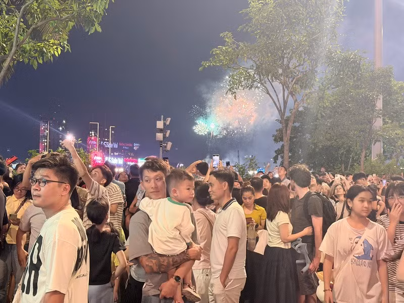 Nhiều phụ huynh đưa con nhỏ đến trung tâm thành phố để cùng tận hưởng không khí tưng bừng của ngày lễ lớn. Ảnh: Minh Anh.