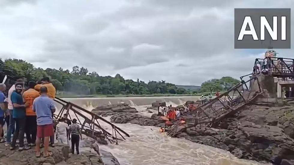 "Chúng tôi đang thống kê số người mất tích", người đứng đầu Pune, Jitendra Dudi, nói và cho biết thêm, đã có 38 người được giải cứu và 30 người trong số đó phải nhập viện. Ảnh: ANI.