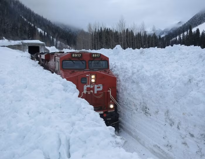 Đoàn tàu di chuyển qua tuyết ở Canada.