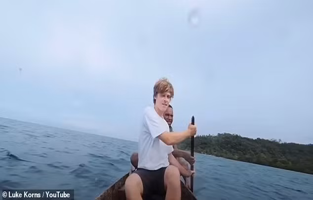 Theo Daily Mail, YouTuber Luke Korns (ảnh), 28 tuổi, đã lên đường thực hiện chuyến hành trình đến thăm Utupua, một trong những hòn đảo xa xôi nhất trong chuỗi đảo Santa Cruz. (Nguồn ảnh: Luke Korns/Youtube)