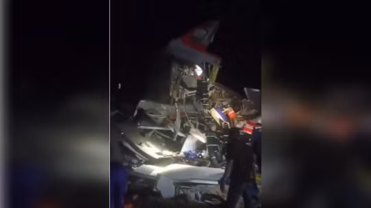 Một trong những hành khách trên chuyến tàu trật bánh Bryansk kể lại với Izvestia rằng một chiếc xe tải đã rơi trúng đầu tàu. Ảnh: RT.