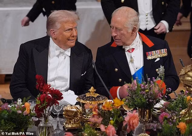 Tối 17/9, Tổng thống Mỹ Donald Trump và Đệ nhất phu nhân Melania được Hoàng gia Anh chiêu đãi bằng quốc yến xa hoa tại Đại sảnh St. George trong Lâu đài Windsor. "Đây thực sự là một trong những vinh dự lớn nhất trong cuộc đời tôi", ông Trump phát biểu tại buổi quốc yến, đồng thời ca ngợi Nhà Vua cũng như Vương quốc Anh. Ảnh: PA.