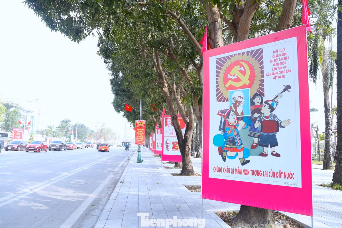 Không chỉ ở khu vực trung tâm, công tác tuyên truyền chào mừng Đại hội XIV của Đảng còn được triển khai sâu rộng đến từng khu dân cư, ngõ phố, trụ sở cơ quan, đơn vị, trường học. Các địa phương chủ động huy động lực lượng, nguồn lực chỉnh trang đô thị, treo cờ, dựng pano, tạo không khí trang trọng, phấn khởi để nhân dân cùng hướng về Đại hội với niềm tin và kỳ vọng mới.