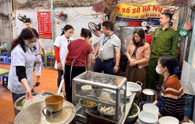 Trước đó, một du khách nước ngoài đã chia sẻ thông tin trên mạng xã hội về quán bún riêu số 14 Hàng Lược (phường Hoàn Kiếm) không đảm bảo vệ sinh ATTP. Ngay sau đó, ngày 5/3 phường Hoàn Kiếm đã kiểm tra quán bún riêu trên và phát hiện nhiều vi phạm. Cơ quan chức năng đã xử phạt hành chính và đình chỉ hoạt động đối với cơ sở này.