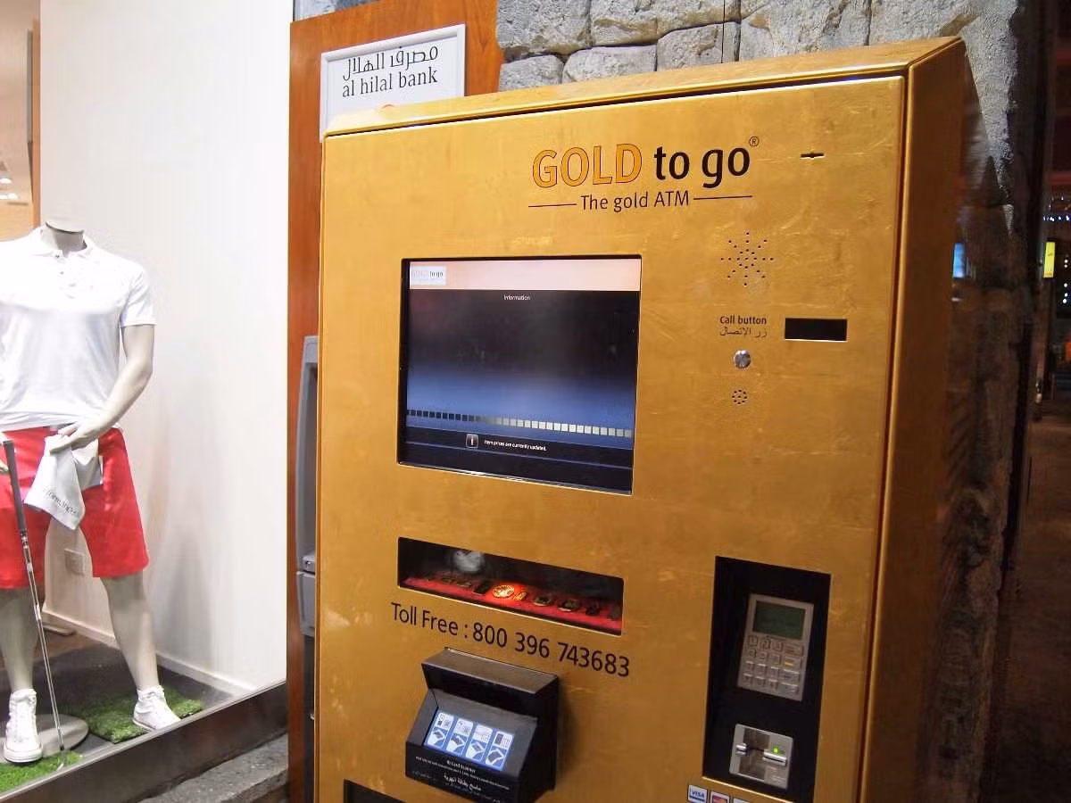 Máy ATM rút vàng (Gold to Go) đầu tiên trên thế giới được lắp đặt tại khách sạn sang trọng Emirates Palace ở Abu Dhabi. Ảnh: Holidify.