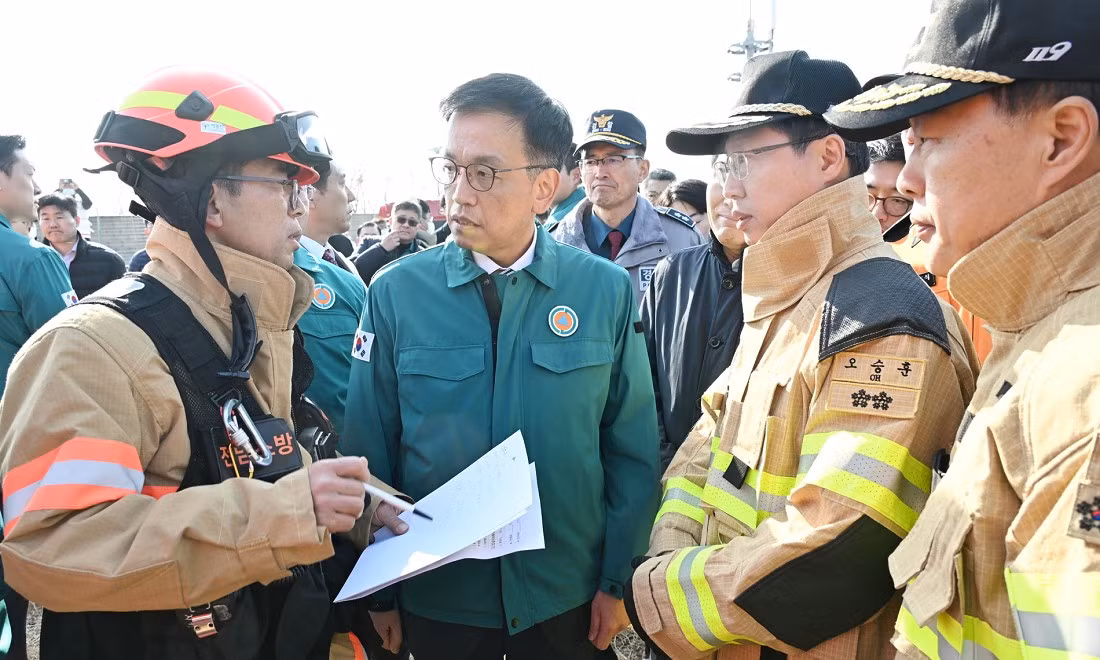 Quyền Tổng thống Hàn Quốc khi đó là ông Choi Sang Mok đã tuyên bố quốc tang 7 ngày để tưởng nhớ các nạn nhân trong vụ tai nạn máy bay khiến 179 người thiệt mạng hôm 29/12/2024. Ảnh: Ông Choi Sang Mok đến hiện trường vụ tai nạn khi đó. Ảnh: Yonhap.