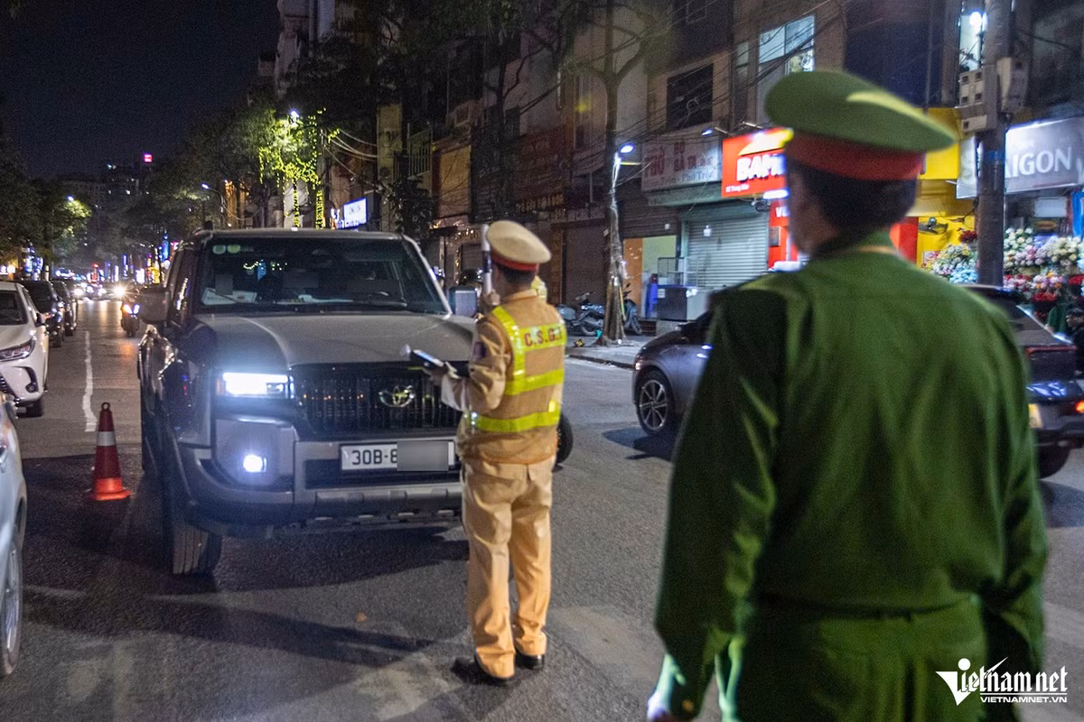 Cũng trong ca công tác, CSGT phát hiện một tài xế vi phạm nồng độ cồn khi lái ô tô, trên xe còn chở theo cả gia đình.