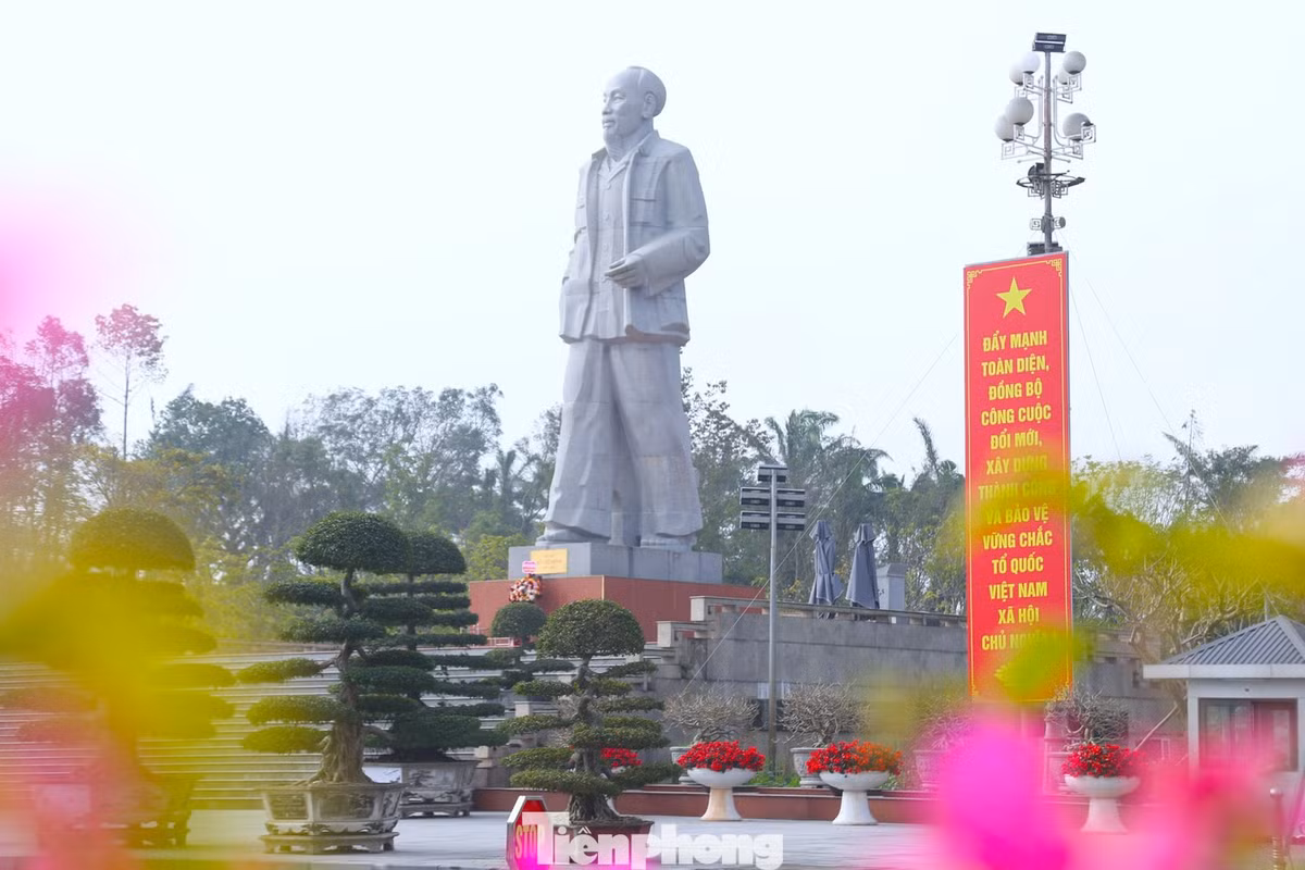 Tại Quảng trường Hồ Chí Minh, những hàng cờ thẳng tắp nổi bật. Sắc đỏ phấp phới giữa bầu trời không chỉ tạo ấn tượng thị giác mạnh mẽ mà còn thể hiện rõ khí thế chính trị đang lan tỏa sâu rộng.