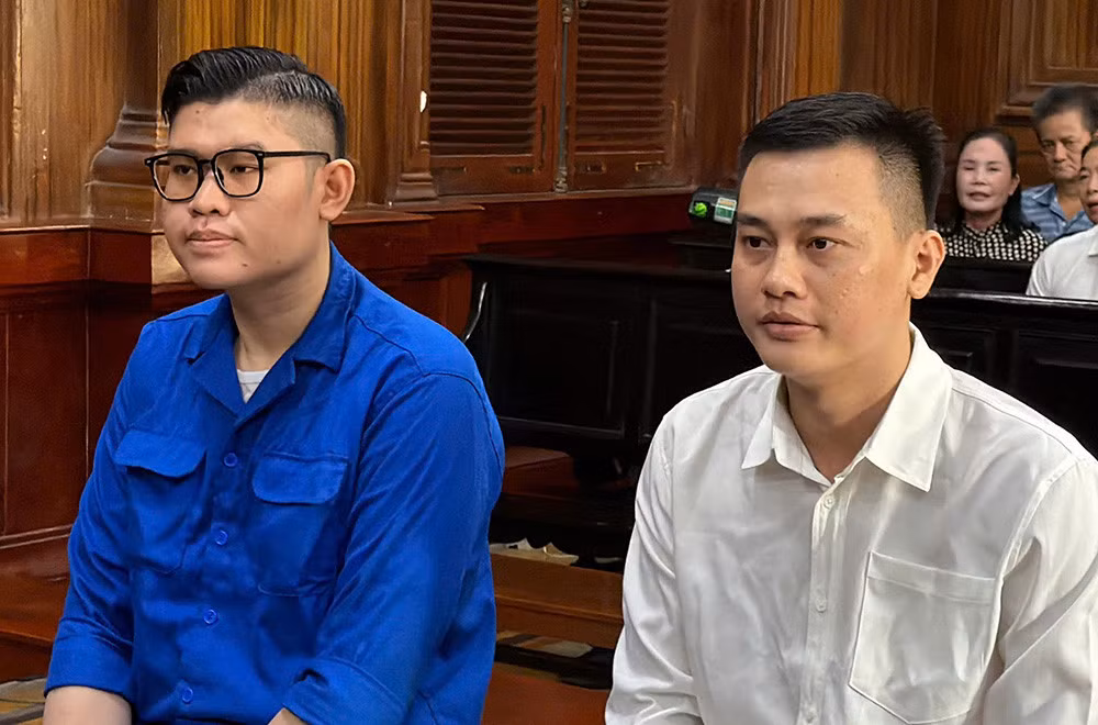 Phan Công Khanh (tức Khanh "Super") và Mohamach Da Pha tại toà. Ảnh: Thanh Phương