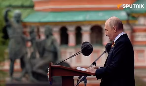 Tổng thống Putin tuyên bố quân đội nước này sẽ giành chiến thắng trong cuộc chiến với Ukraine. "Chiến công hiển hách của thế hệ chiến thắng đã truyền cảm hứng cho các binh sĩ đang thực hiện nhiệm vụ trong chiến dịch quân sự đặc biệt", ông nói. Ảnh: Sputnik.