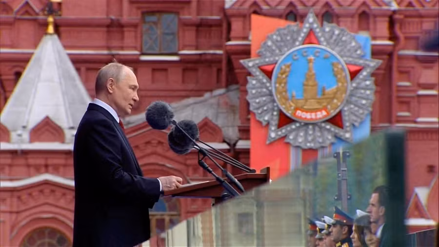 Tổng thống Putin nhấn mạnh rằng chìa khóa thành công của quân đội Nga không chỉ nằm ở vũ khí và trang thiết bị hiện đại, mà còn ở phẩm chất của họ. "Chìa khóa thành công nằm ở sức mạnh đạo đức, lòng can đảm và tinh thần quả cảm, sự đoàn kết và khả năng chịu đựng mọi khó khăn, vượt qua mọi thử thách. Chúng ta có một mục tiêu chung, và mỗi người đều đóng góp vào chiến thắng", Tổng thống Putin nói. Ảnh: Kremlin.ru.