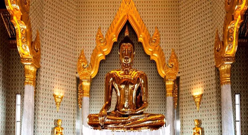 Bức tượng Phật bằng vàng nặng 5,5 tấn nằm trong chùa Wat Traimit ở Bangkok, Thái Lan. Ảnh: GM.