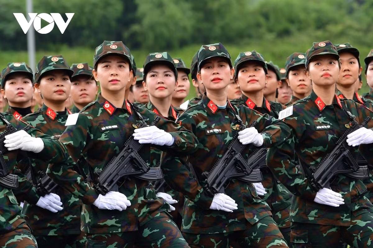 Khối nữ chiến sĩ biệt động tham gia hợp luyện.