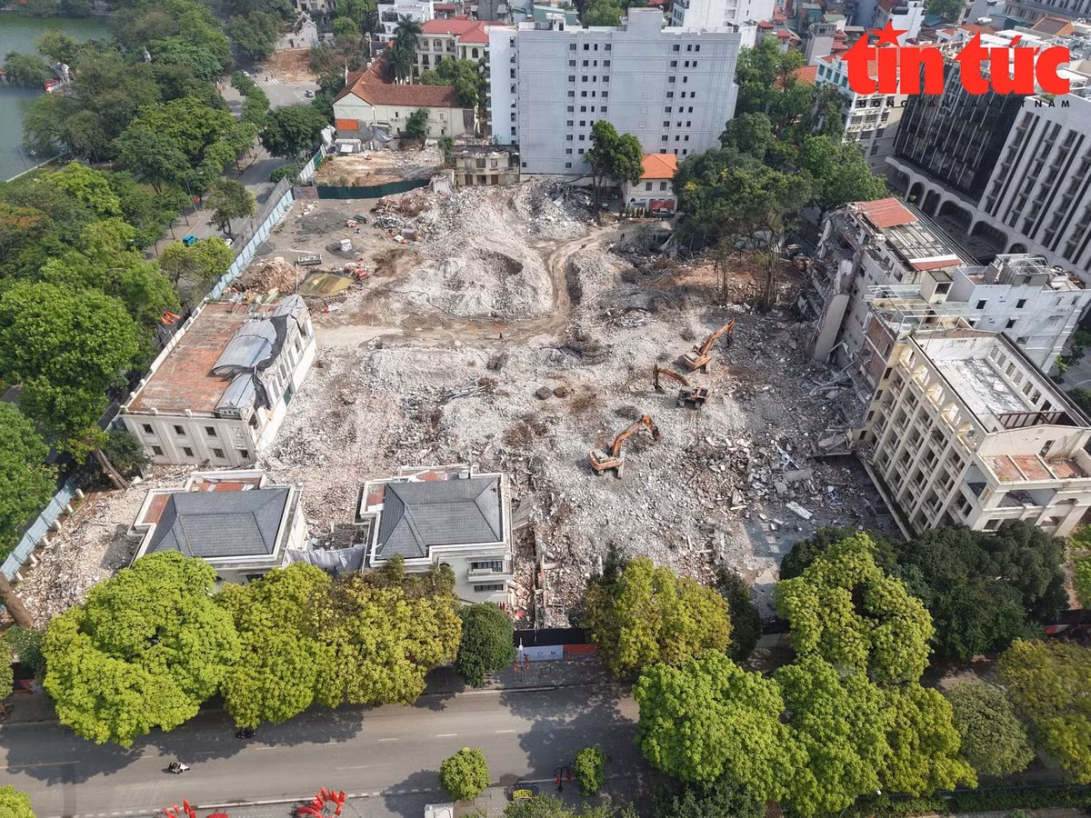 Sau 5 tháng giải phóng mặt bằng, phần lớn công trình ven hồ Hoàn Kiếm đã được phá dỡ, mở ra không gian thoáng rộng cho quảng trường 2,14 ha phía Đông.