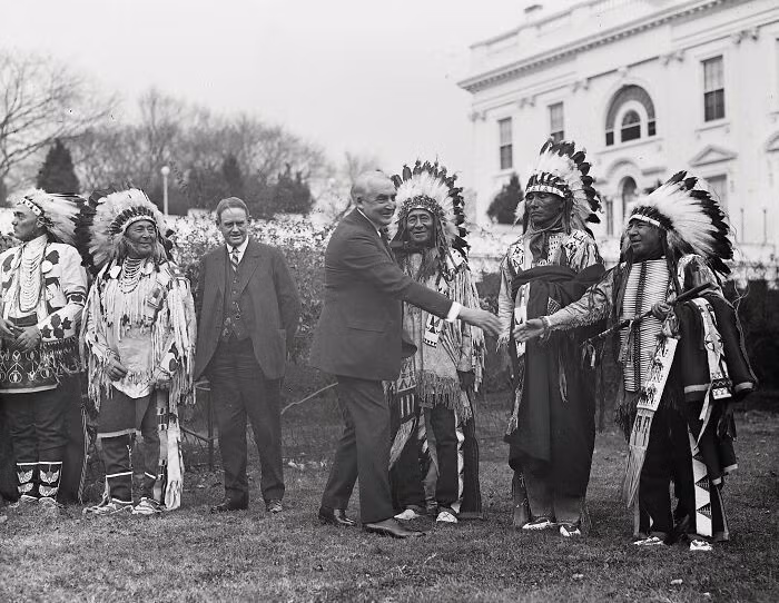 Tổng thống Warren Harding gặp một nhóm người Mỹ bản địa tại Nhà Trắng năm 1921.