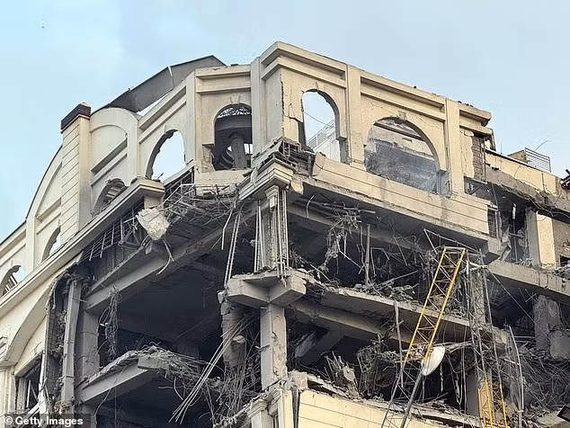 Trong khi đó, Đại sứ Iran tại Liên Hợp Quốc cho biết 78 người đã thiệt mạng và hơn 320 người bị thương trong các cuộc tấn công của Israel vào Iran hôm 13/6. Ảnh: Một tòa nhà bị phá hủy tại Tehran, Iran. Ảnh: Getty.